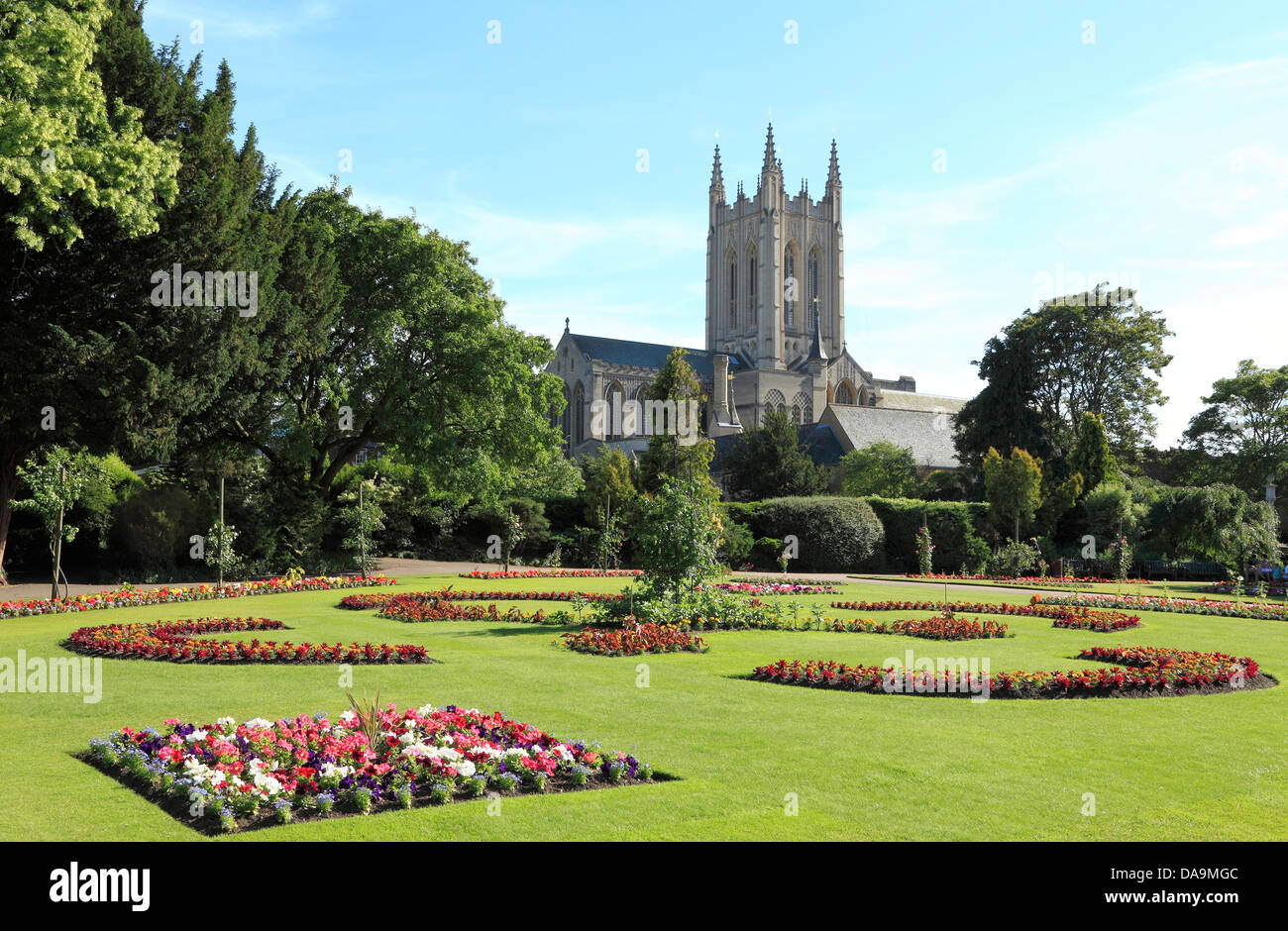 Catedral de Bury St. Edmunds y Abbey Gardens, en Suffolk, Inglaterra Foto de stock