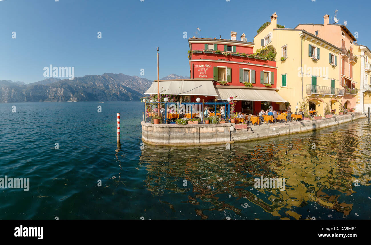 Italia, Europa, el Lago di Garda, Verona, Malcesine, restaurante, en el puerto, la ciudad, la aldea, el agua, el otoño, Montañas, Lago, personas Foto de stock