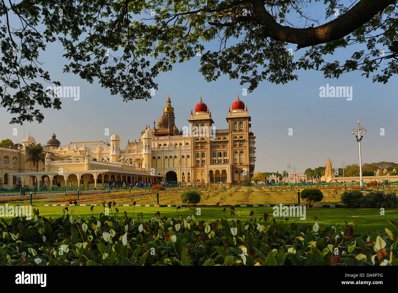 La India, Sur de India, Asia, Karnataka, Mysore, Palacio, arquitectura colorida, jardín, palacio, skyline, turísticos, torre Foto de stock