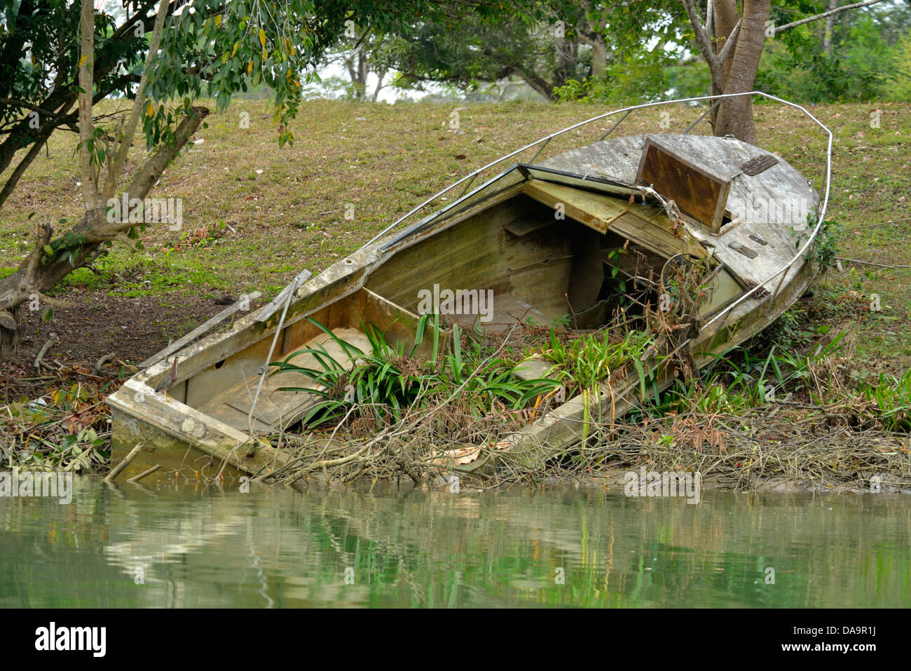 Ciudad de Belice, Centroamérica, Belice Burrel Boom, barco, abandonados, Río, Casco Foto de stock