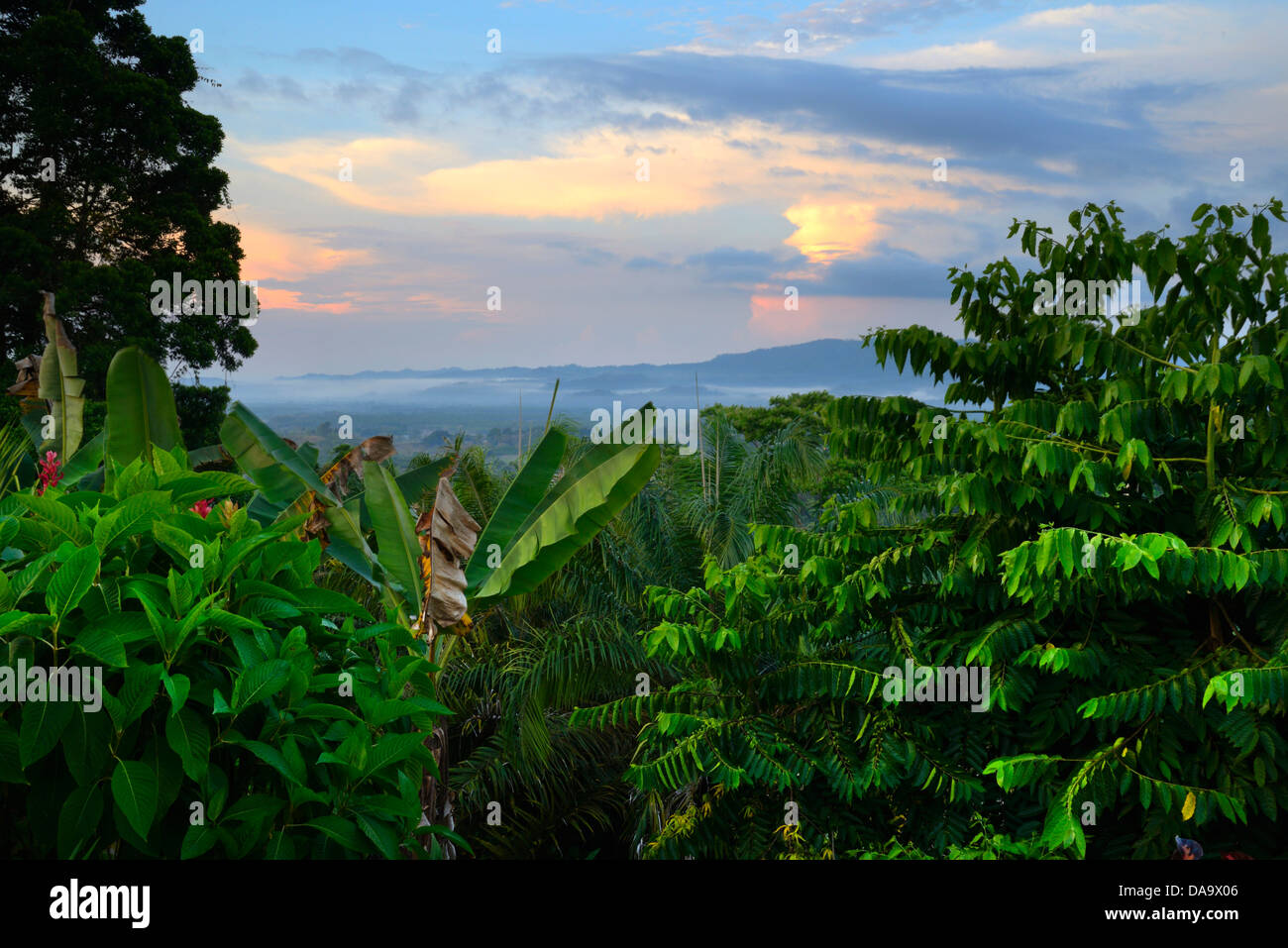 En Centroamérica, Costa Rica, Río Claro, paisajes, naturaleza, paisaje, puesta de sol, nubes, valle, Puntarenas, Foto de stock