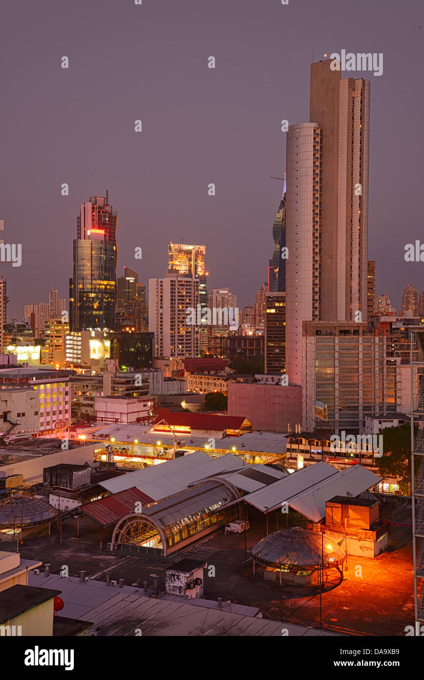 Centroamérica, Panamá City, vertical, al anochecer, edificios, rascacielos, Panamá Foto de stock