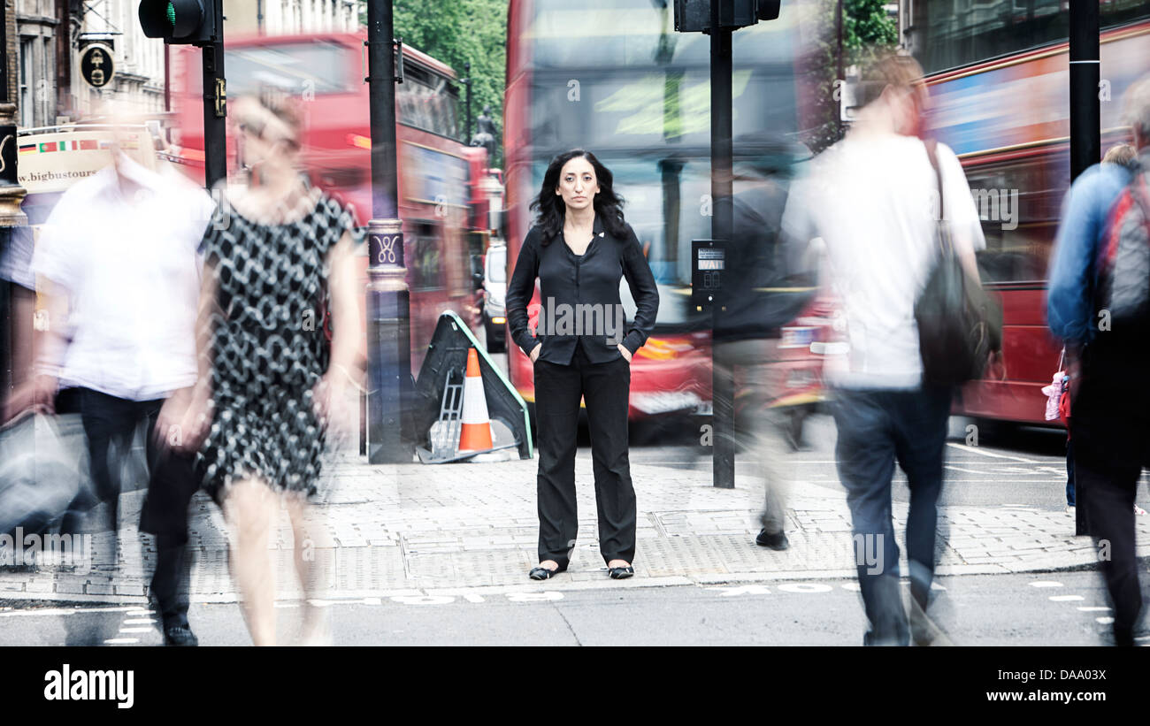 Stand-up cómico Shazia Mirza en las concurridas calles de Londres. Foto de stock