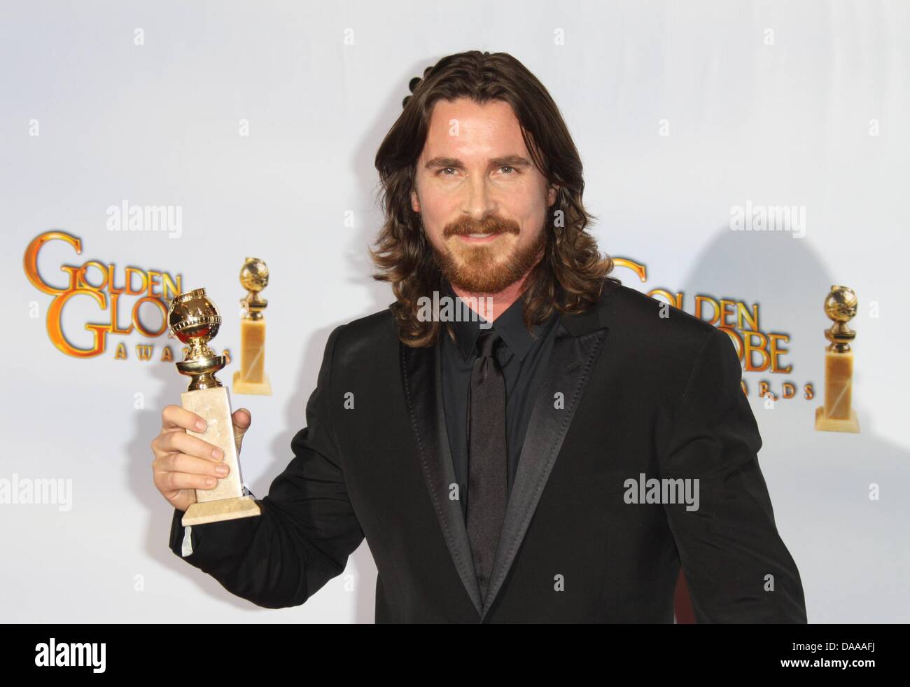 El actor británico Christian Bale sostiene su premio por "Mejor actuación  de un actor en un papel de apoyo en un Motion Picture' por su papel en 'El  luchador' durante la 68ª