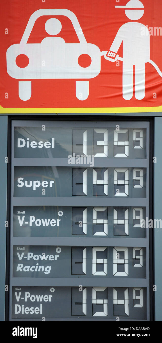 La gasolina es más cara en Frankfurt Oder, Alemania, el 18 de enero de  2011. Según el automóvil club alemán, ADAC, la gasolina, los precios  pasaron por encima de  euros en