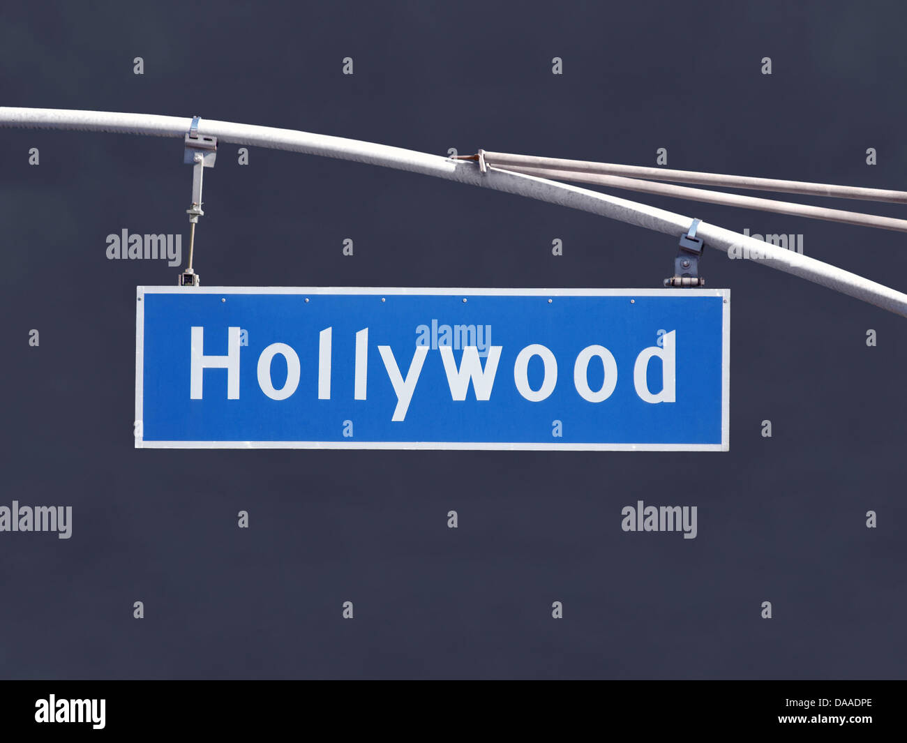 Hollywood Blvd sobrecarga calle signo oscuro cielo de tormenta. Foto de stock