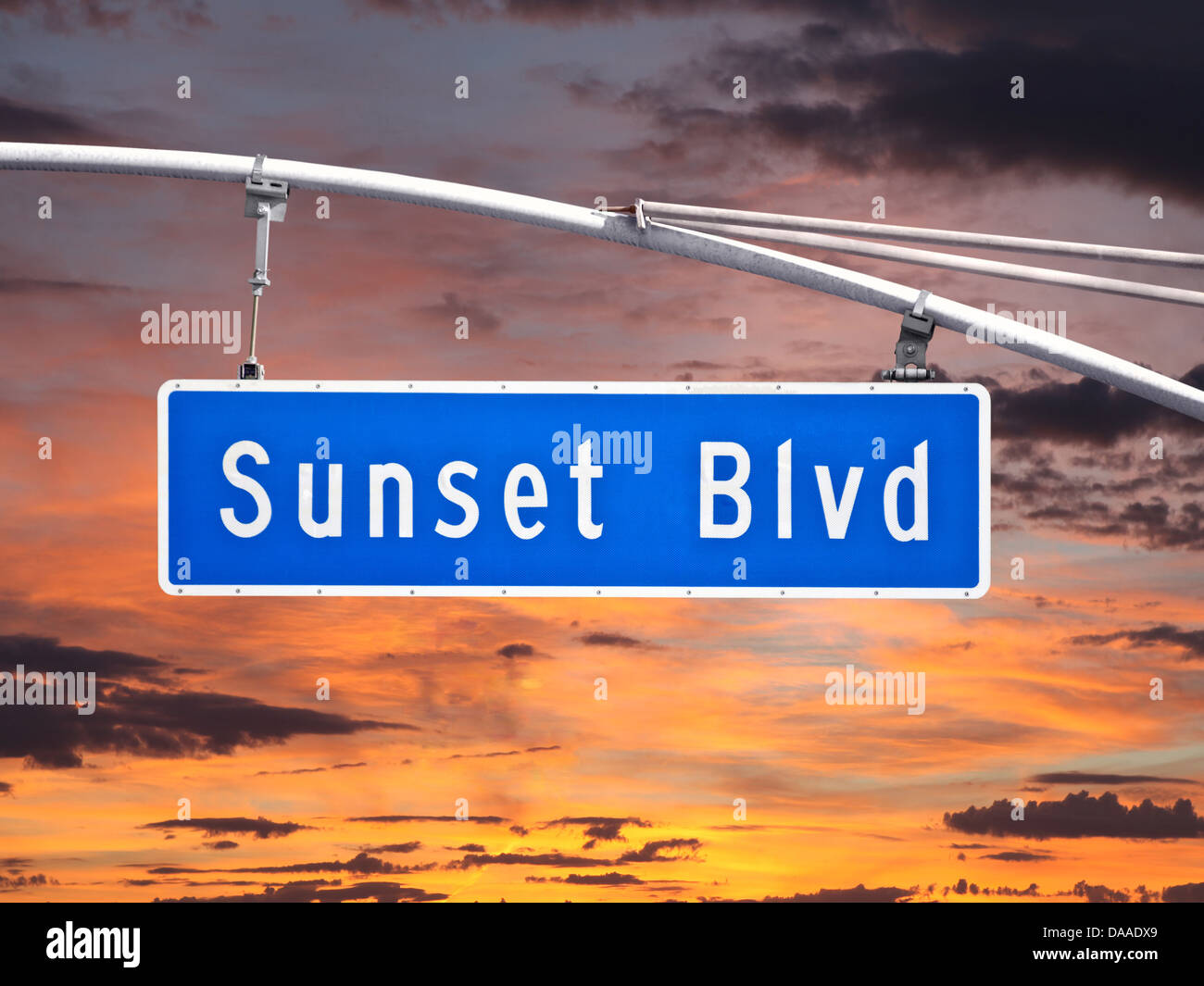 Sobrecarga de Sunset Blvd calle signo con sunset sky. Foto de stock