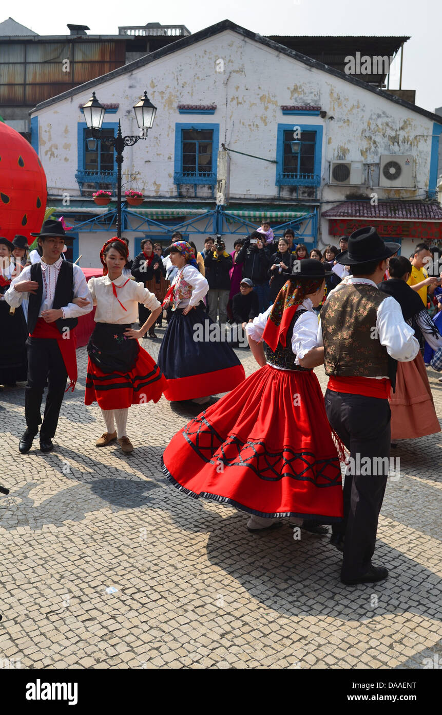 Dancers in traditional portuguese dress fotografías e imágenes de alta  resolución - Alamy