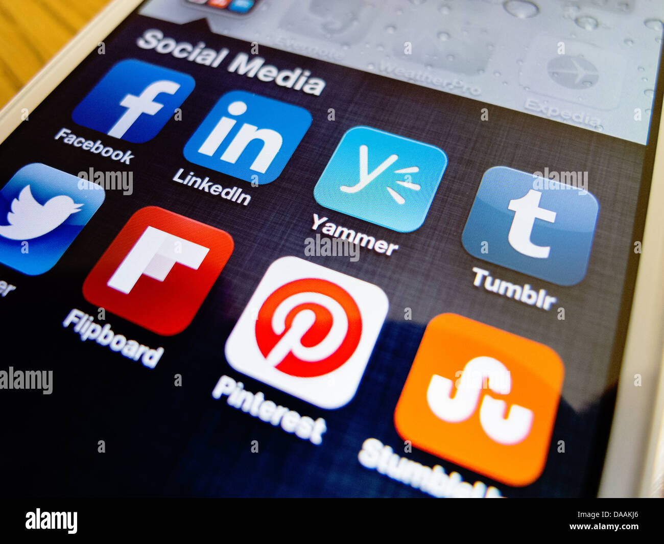 Detalle de la pantalla del teléfono inteligente iPhone mostrando iconos de aplicaciones de medios sociales Foto de stock