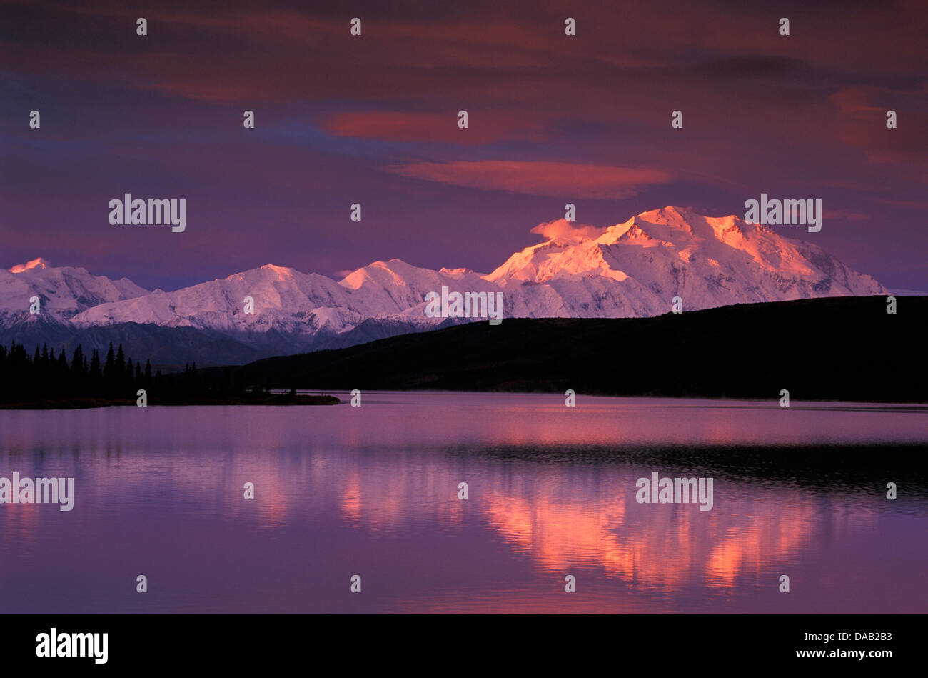 Monte McKinley Denali, Wonder Lake, Denali, Parque Nacional, preservar, Alaska, EE.UU., puesta de sol, cielo colorido, de reflexión, de calma, relajarse Foto de stock