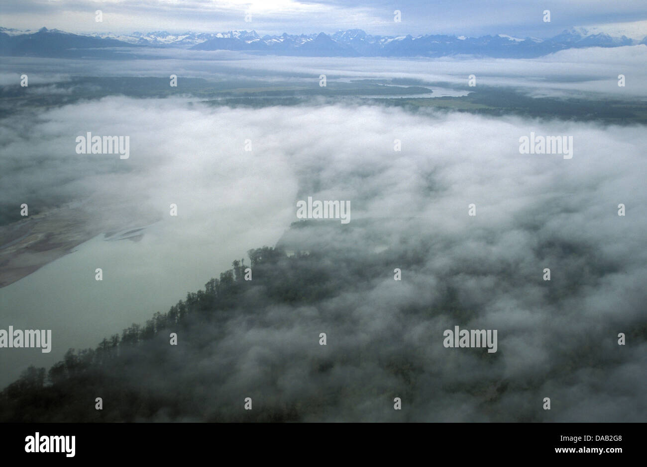 Llanura Costera, Cook Inlet, Chigmit Mountains, Gama Aleutianas, Alaska, EE.UU., niebla, nubes, por encima de las nubes, bosques frondosos, tormentoso, ver Foto de stock