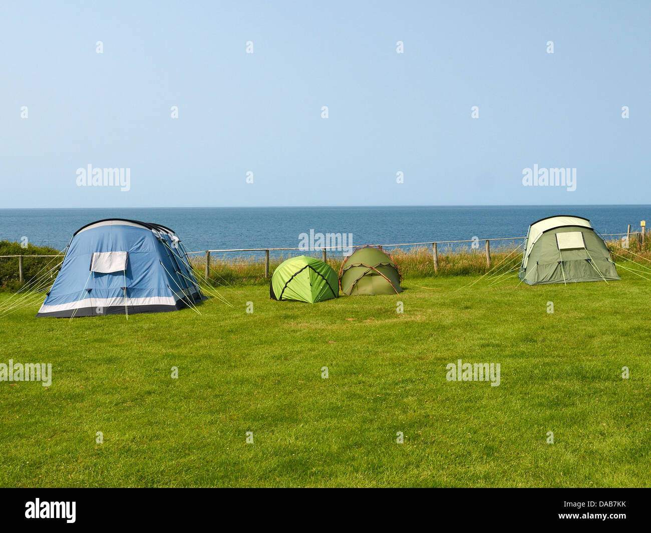 Camping con vistas al mar en el norte de Gales Reino Unido Foto de stock