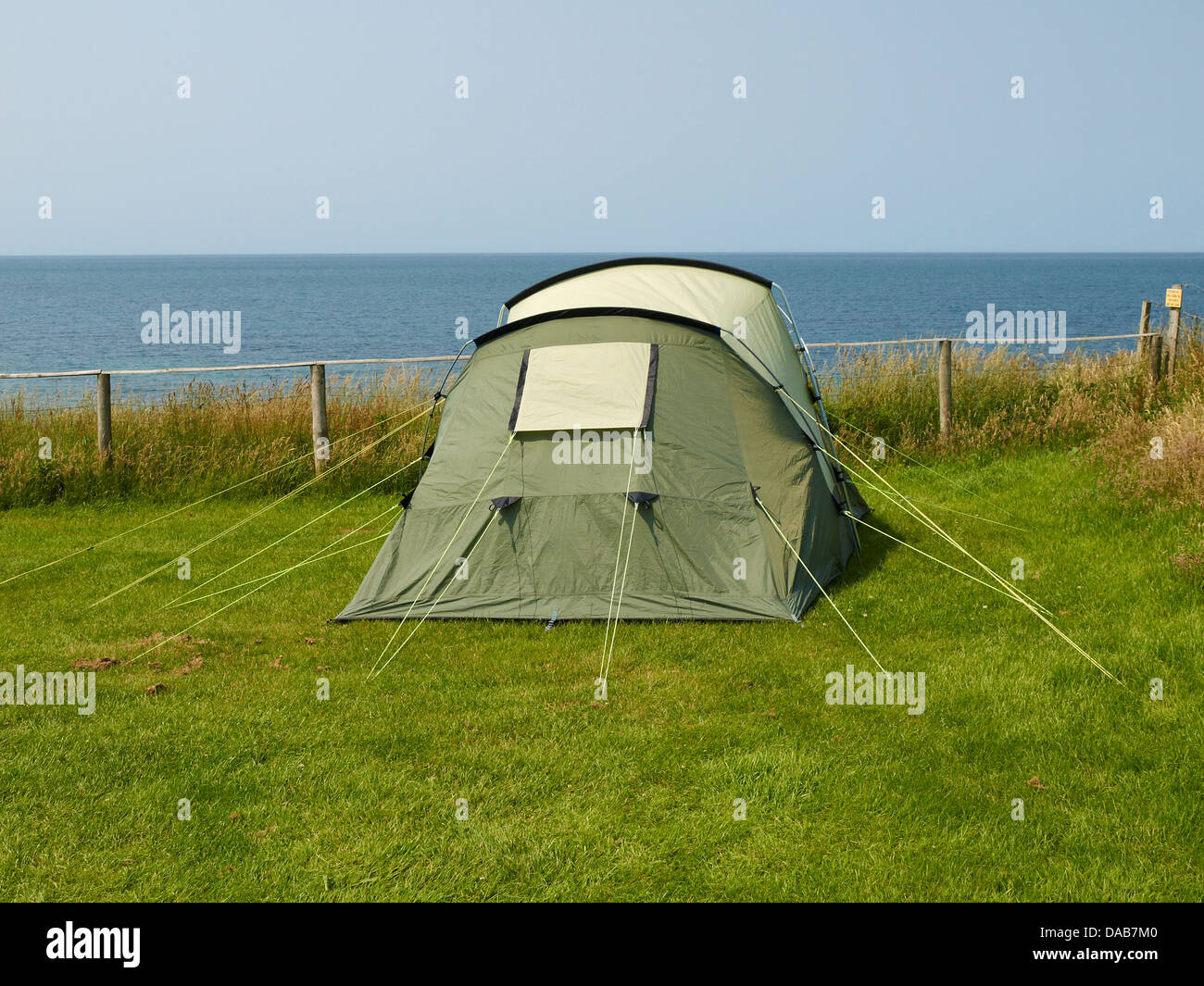 Tienda individual en camping junto al mar con vistas al mar Foto de stock