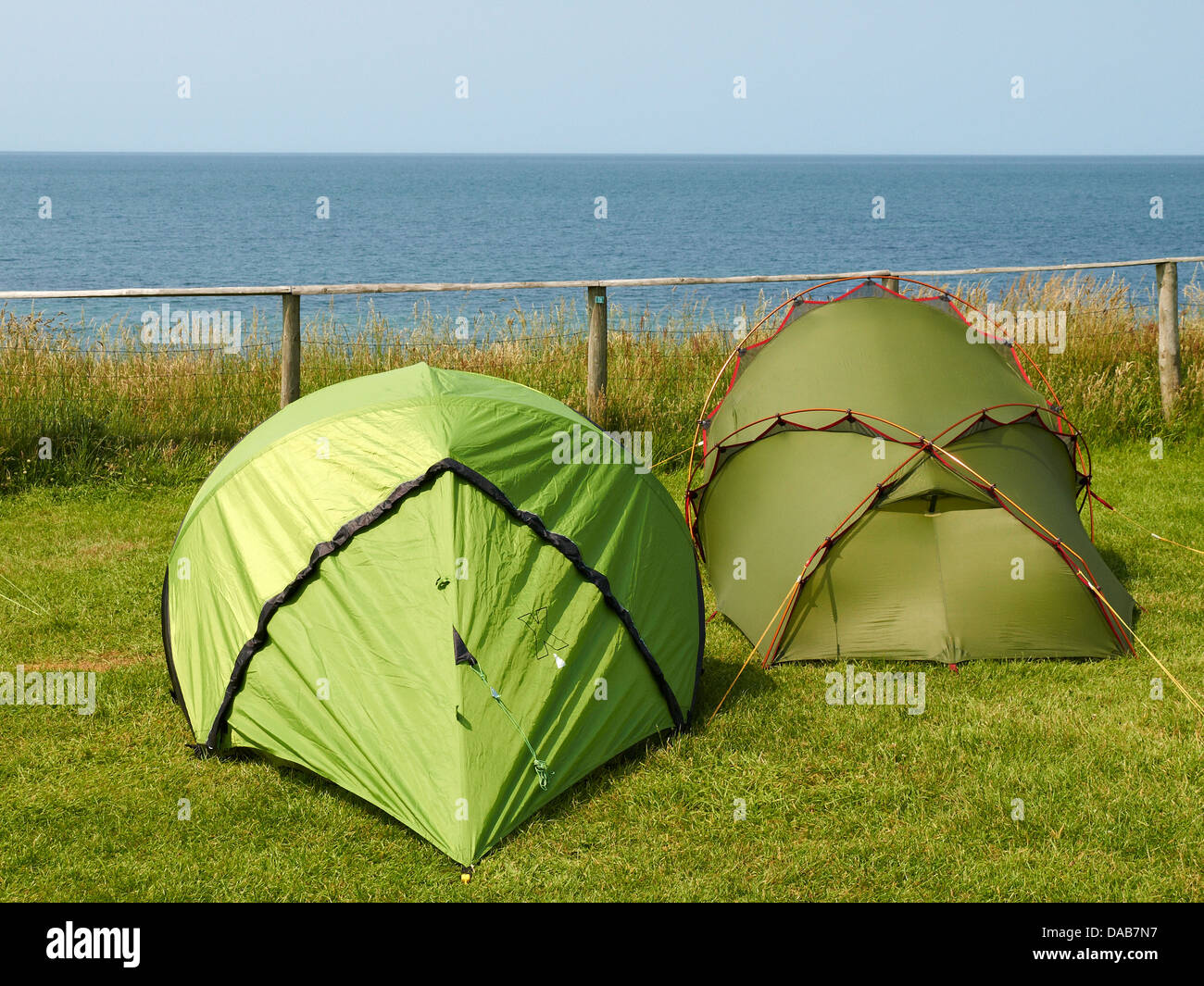Tiendas de campaña en camping junto al mar Foto de stock