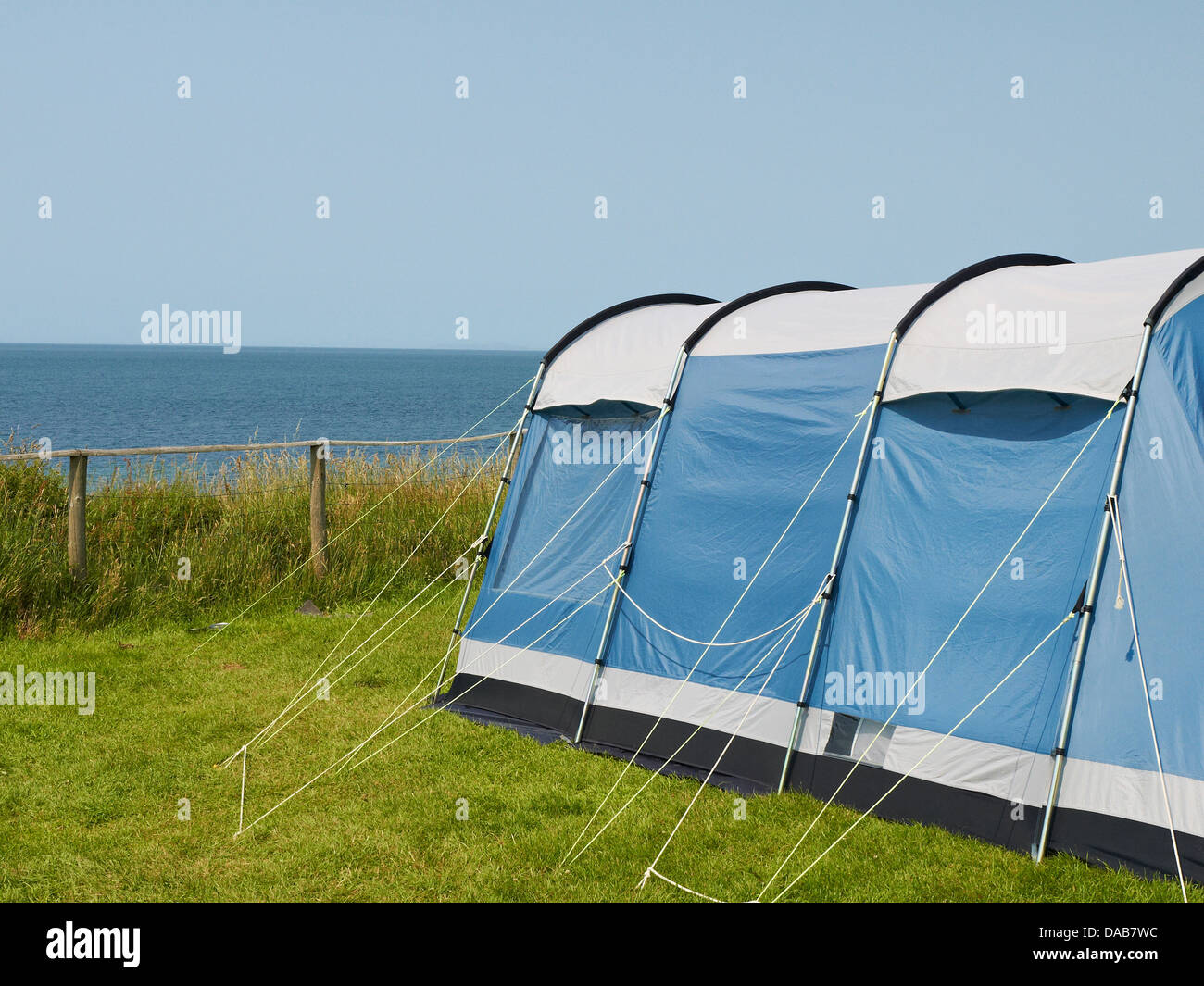 Tienda azul en campamento junto al mar con vistas al mar Foto de stock