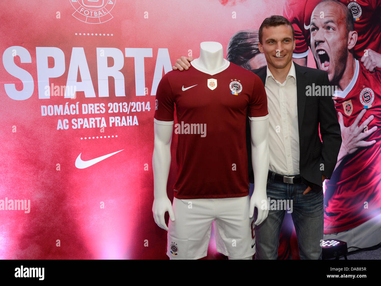 David Lafata, capitán del equipo de fútbol Checa Sparta de Praga presenta  la nueva camiseta de Esparta el 9 de julio de 2013 en Praga, República  Checa. (CTK Foto/Michal Krumphanzl Fotografía de