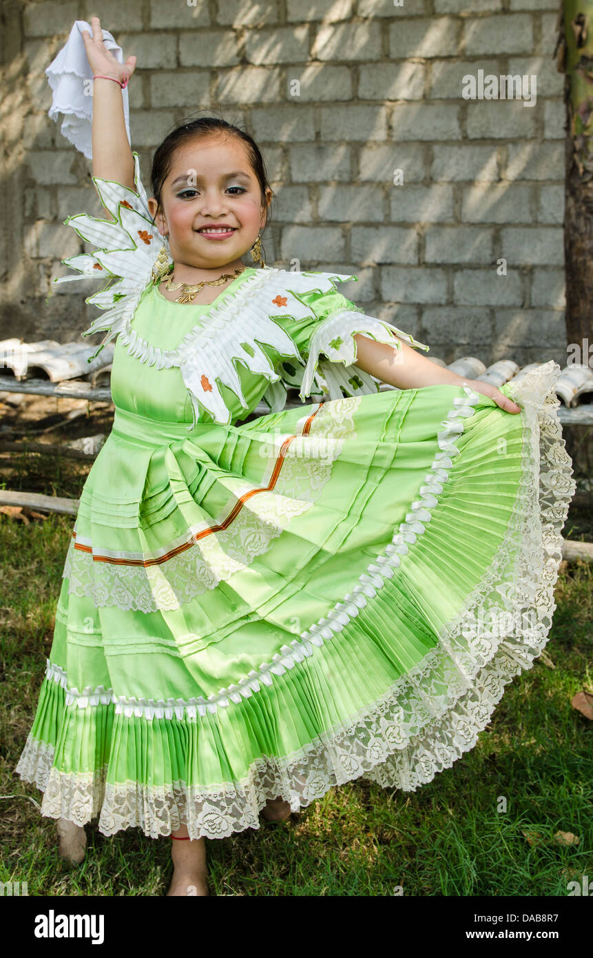Un joven inca inca Marinera típica niña bailarina de danza tradicional  peruana en Trujillo, Perú Fotografía de stock - Alamy