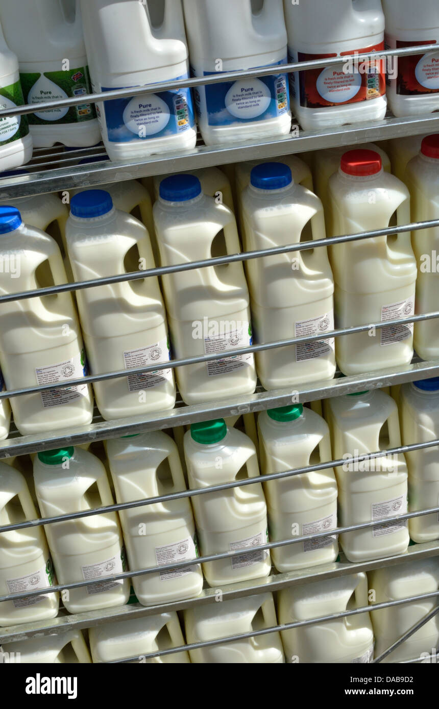 Cartones de leche plástico del Reino Unido sobre un carro Foto de stock