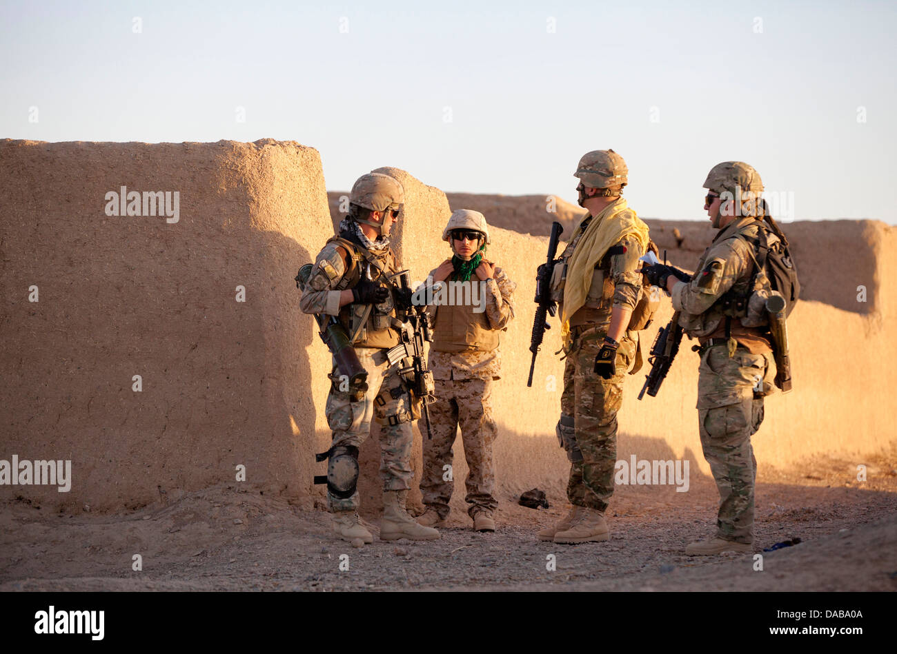 Los soldados georgianos asignada al 33º Batallón de Infantería Ligera reunir inteligencia durante la operación Norte II de León, el 3 de julio de 2013 en la provincia de Helmand, Afganistán. Foto de stock