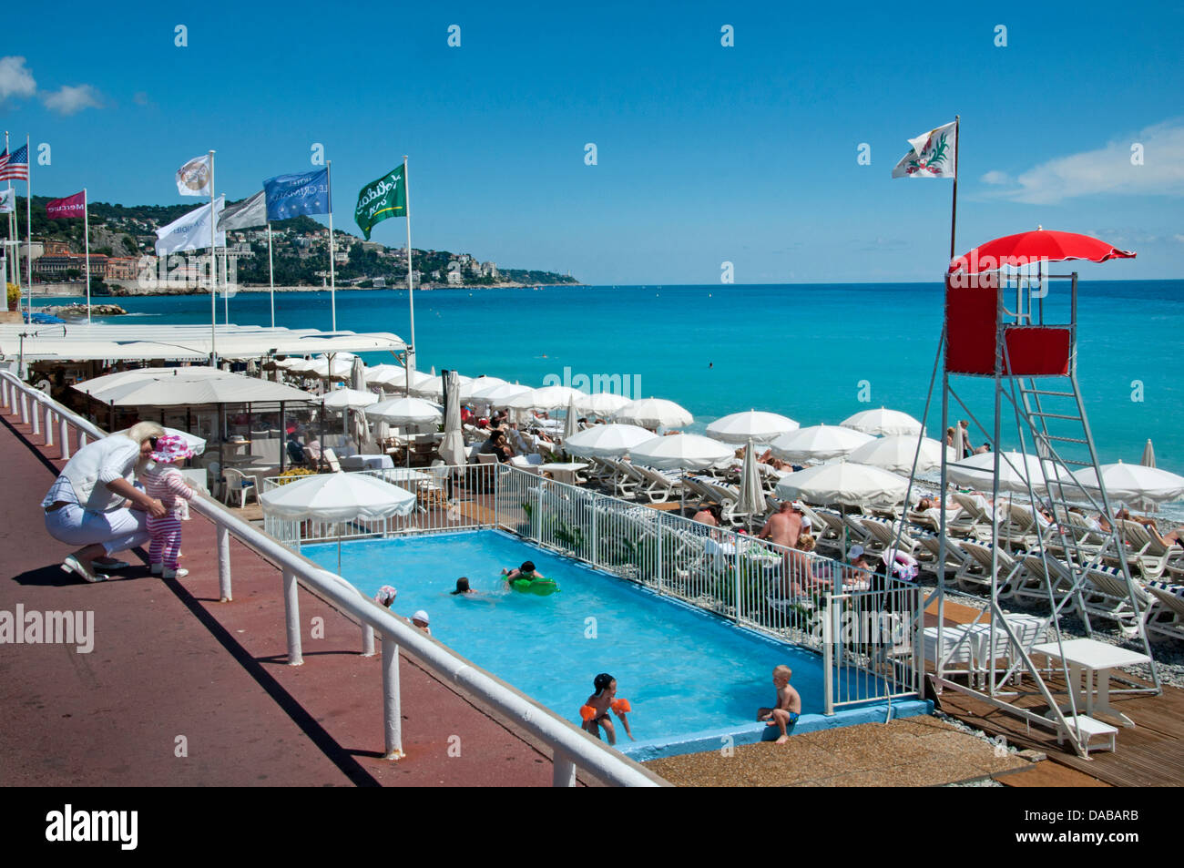 Mar Mediterráneo en la playa de Niza Promenade des Anglais Riviera francesa Cote d'Azur, Francia Foto de stock