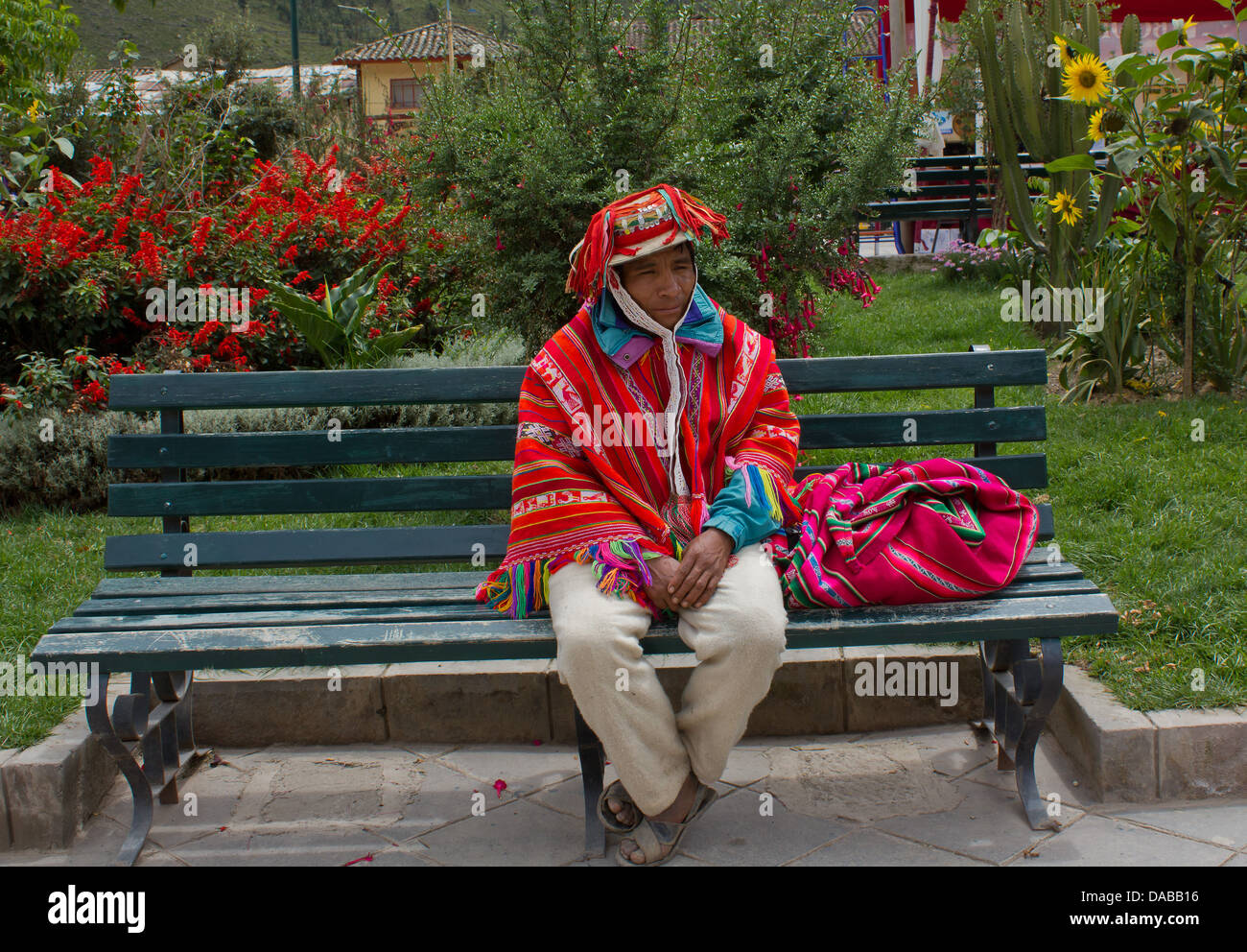 Retrato de un hombre vestido de peruana tradicional colorido poncho y  sombrero, sentado en un banco del parque, Ollantaytambo, el Valle Sagrado,  Perú Fotografía de stock - Alamy