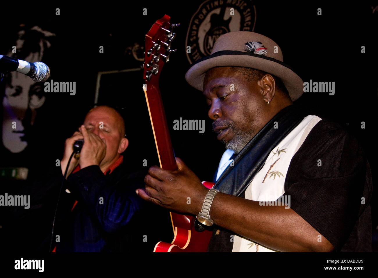 Lurrie Bell desde Chicago usa tocando en vivo en 20 rocas durante el 2013 Blues Club Bonanza en Dundee, Reino Unido Foto de stock