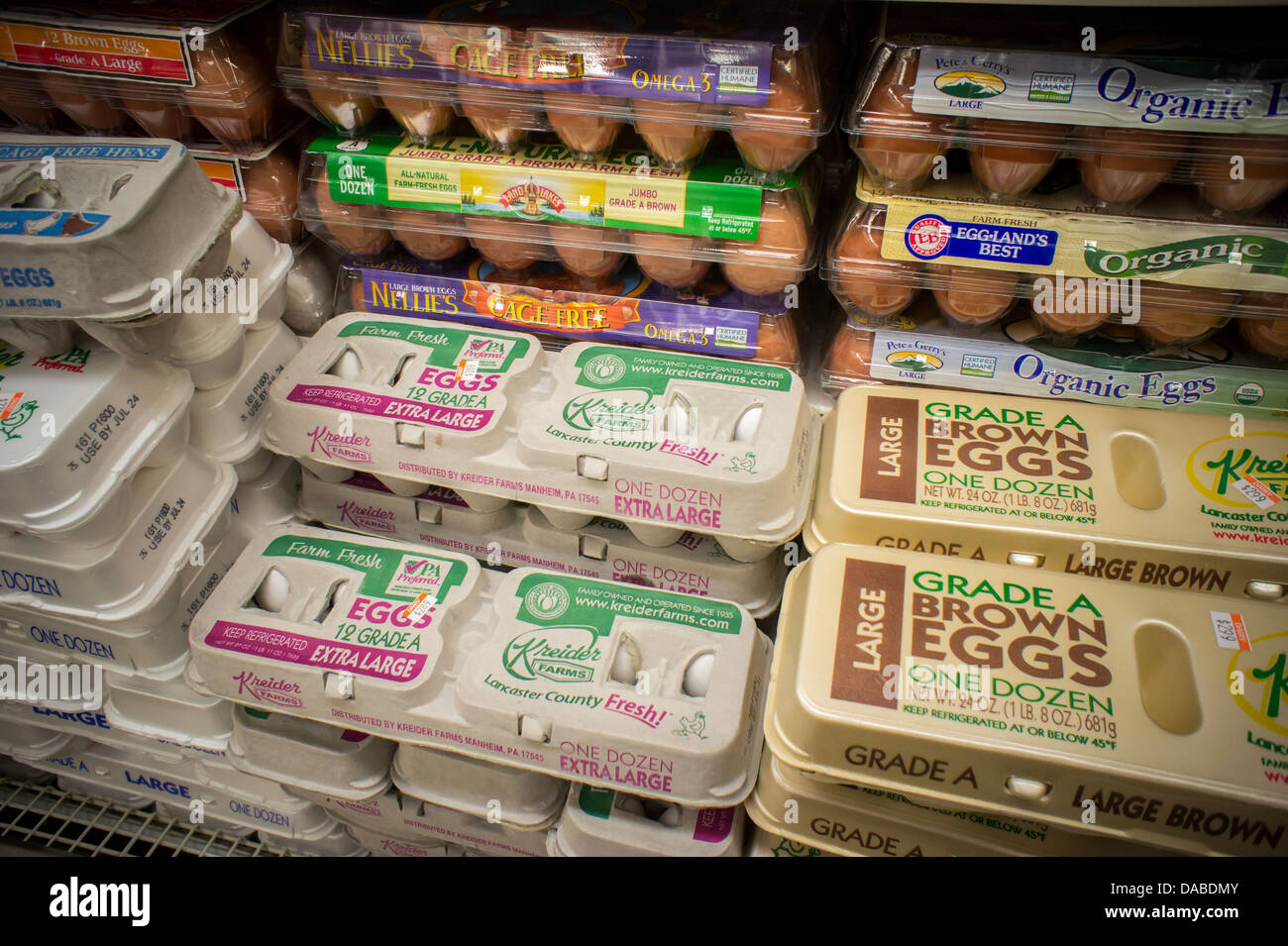 Los huevos en venta en un supermercado en Nueva York el viernes, 5 de julio de 2013. (© Richard B. Levine) Foto de stock