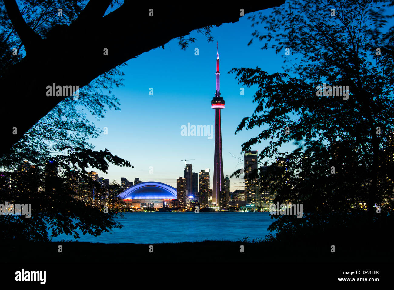 El horizonte de la ciudad al atardecer desde cerca del centro Island Ferry dock, Toronto Island Park, Toronto, Ontario, Canadá. Foto de stock