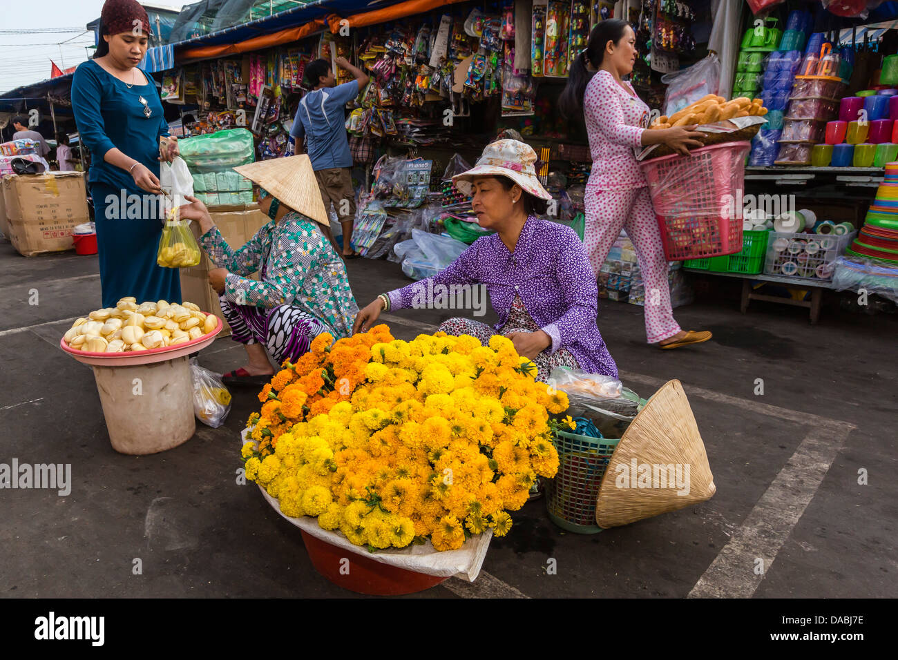 Flores frescas para la venta en el mercado a Chau Doc, el Delta del Río Mekong, Vietnam, Indochina, en el sudeste de Asia, Asia Foto de stock