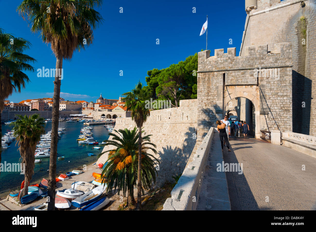Puerta Ploce en antiguas murallas de la ciudad y del puerto, el casco antiguo, declarado Patrimonio de la Humanidad por la UNESCO, Dubrovnik, Dalmacia, Croacia, Europa Foto de stock