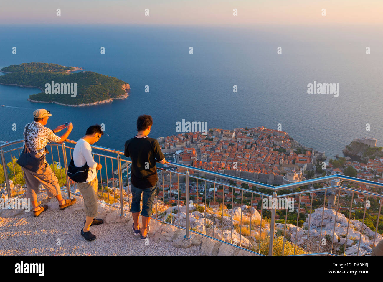 Ciudad Vieja (Stari Grad) desde el Monte Srd al anochecer, Dubrovnik, Dalmacia, Croacia, Europa Foto de stock