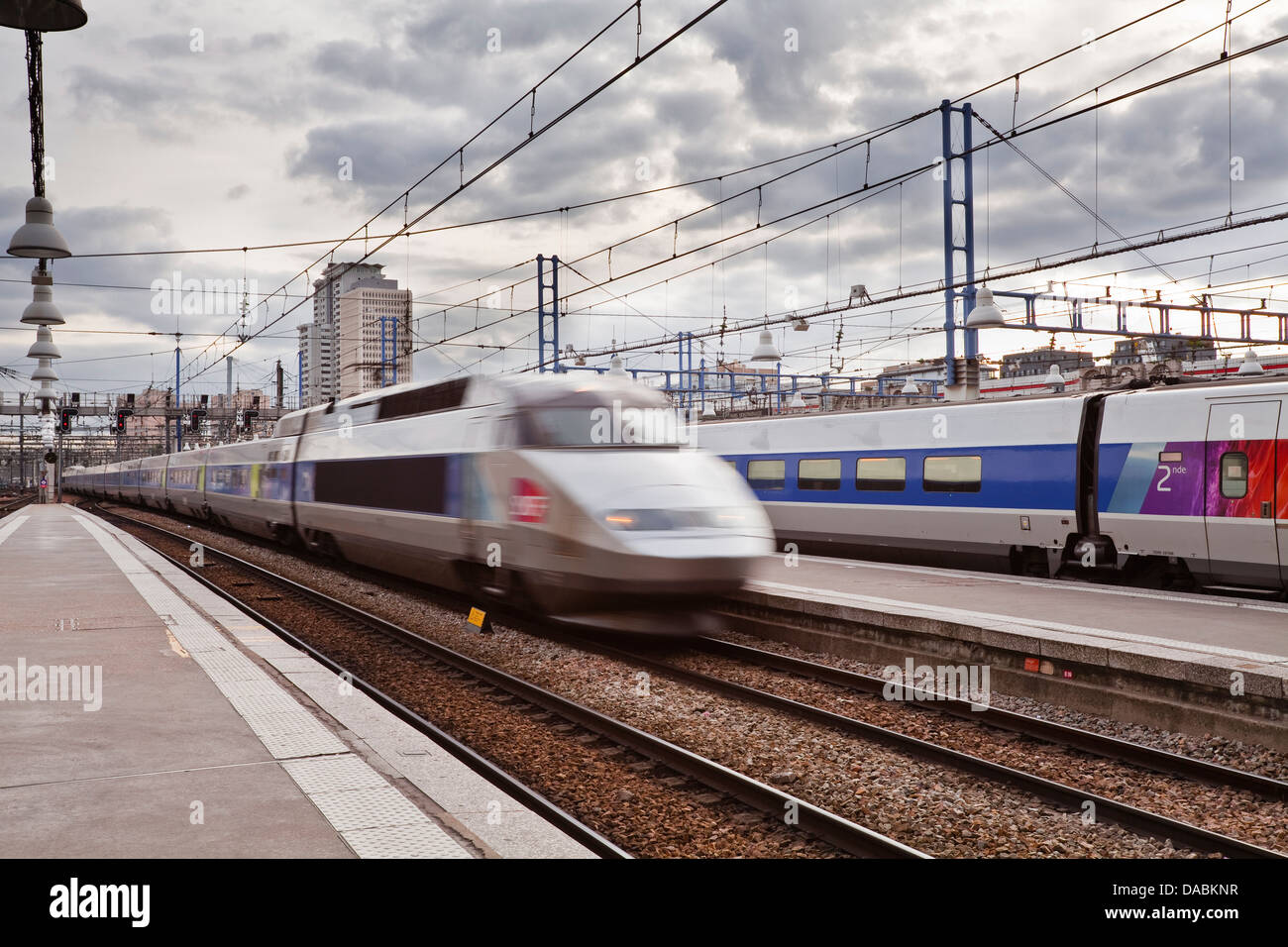 Un tren TGV de alta velocidad llega a la estación Gare Montparnasse en París, Francia, Europa Foto de stock