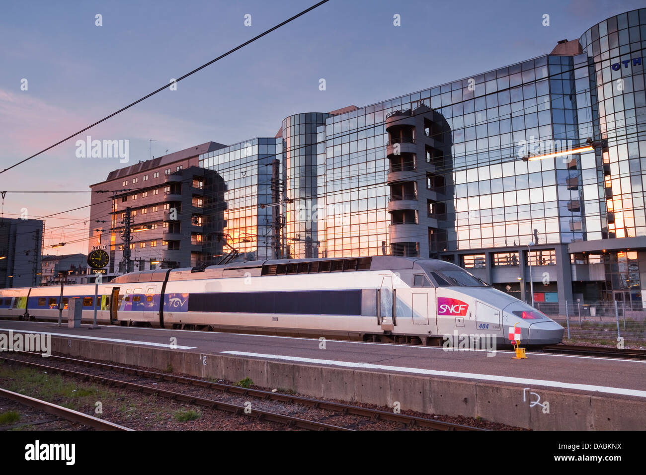 Un tren TGV de alta velocidad esperando en la estación Gare de Tours, Tours, Indre-et-Loire, Francia, Europa Foto de stock