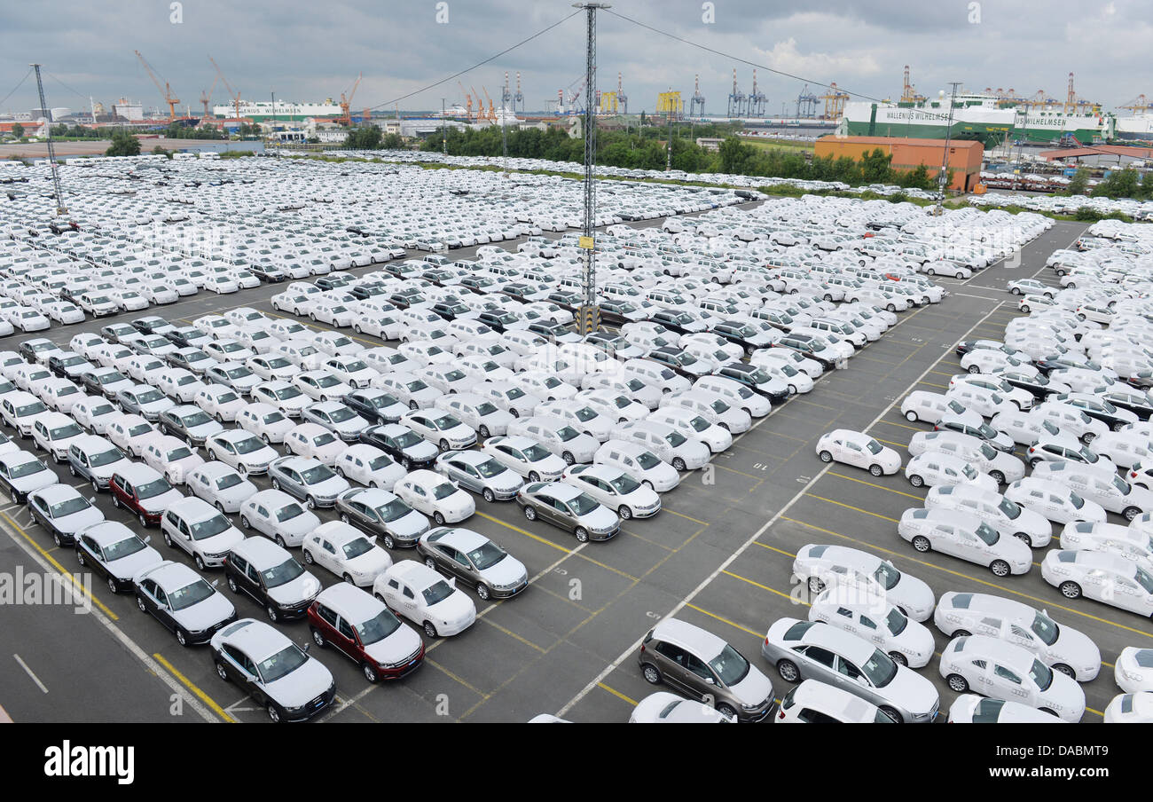 Hay coches aparcados en el BLG Logistics AutoTerminal en Bremenerhaven, Alemania, 24 de junio de 2013. Foto: CARMEN JASPERSEN Foto de stock