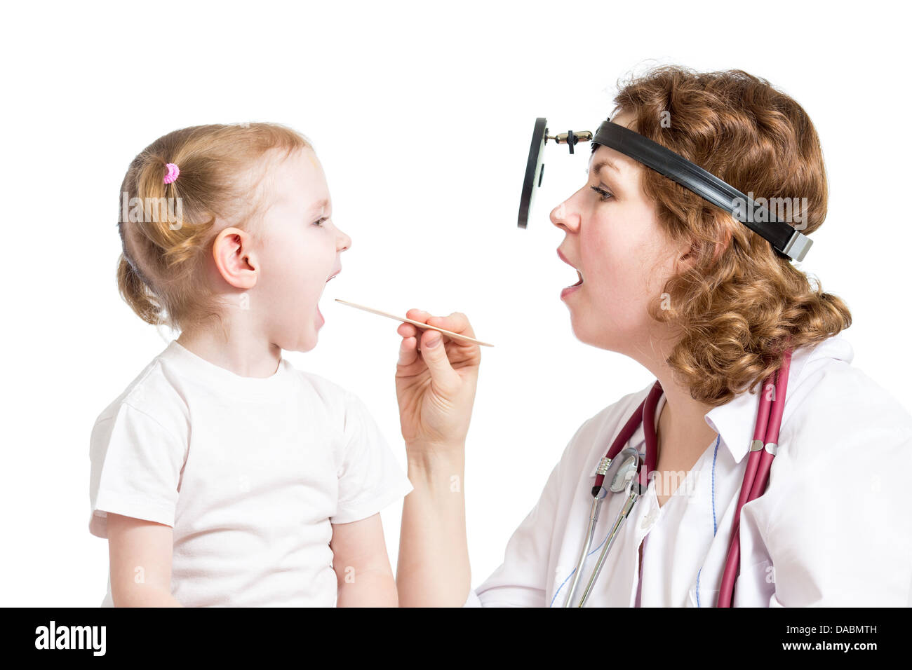 Otorrinolaringólogo examinar kid aislado en blanco Foto de stock