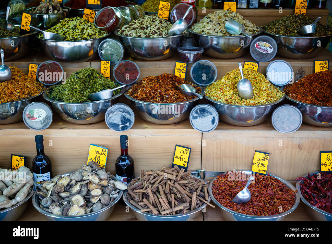 Calado de especias en el mercado Mahane Yehuda, Jerusalem, Israel, Oriente Medio Foto de stock