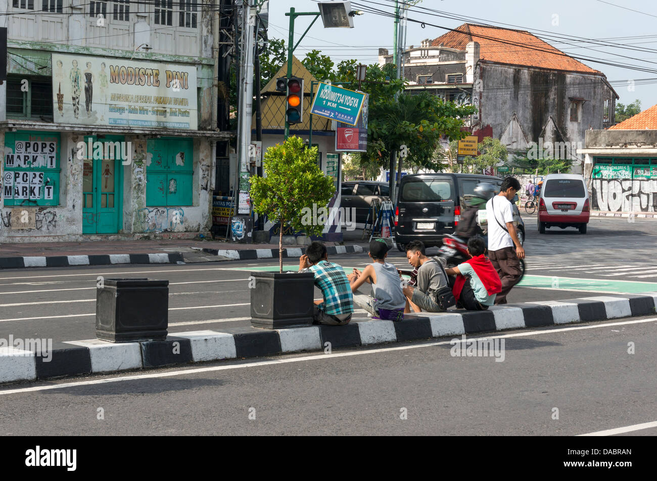 Los hombres jóvenes tocando música en las calles de Yogjakarta, Java, Indonesia Foto de stock