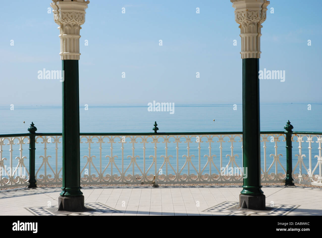 Hermosa vista al mar desde Brighton bandstand Foto de stock