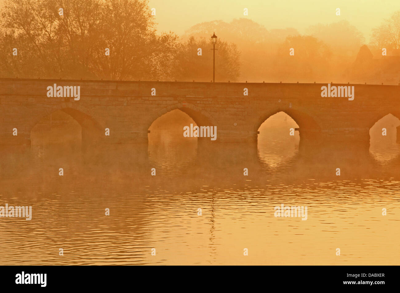 Clopton Bridge, Stratford upon Avon es un grado dos enumerados programado antiguo monumento del puente que cruza el río Avon fue financiado por Hugh Clopton. Foto de stock