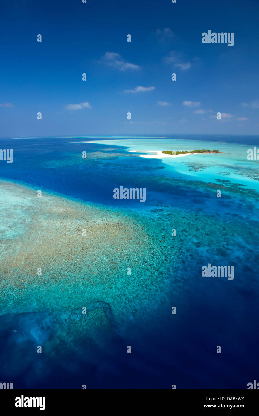 Vista aérea de la isla tropical y una laguna, Maldivas, Océano Índico, Asia Foto de stock