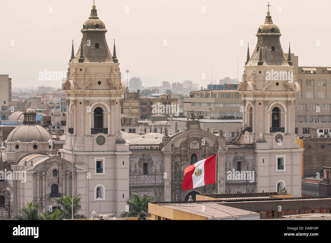 Catedral de Lima desde el campanario de la Iglesia de Santo Domingo, Lima, Perú, América del Sur Foto de stock