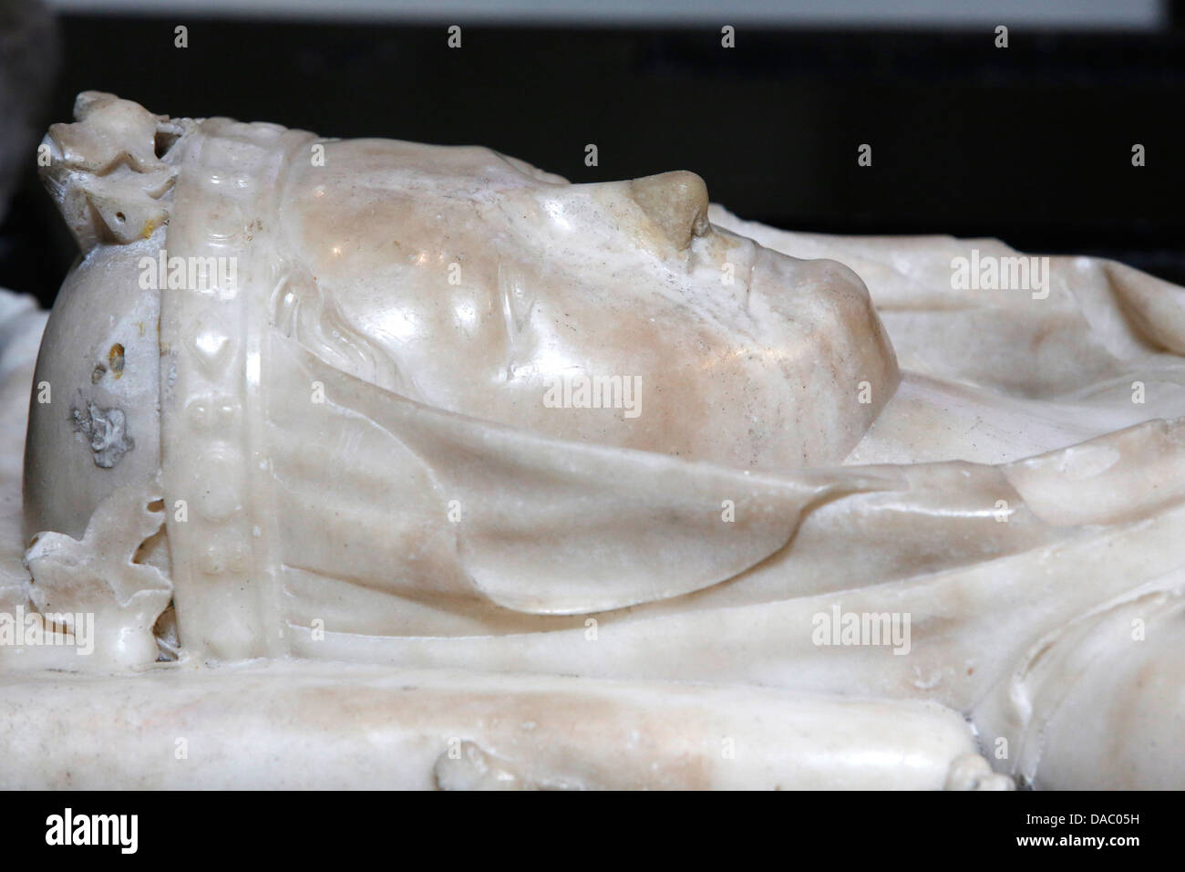 Detalle de la efigie yacente en la tumba de Isabel de Aragón, esposa de Felipe III, la basílica de Saint Denis, París, Francia Foto de stock