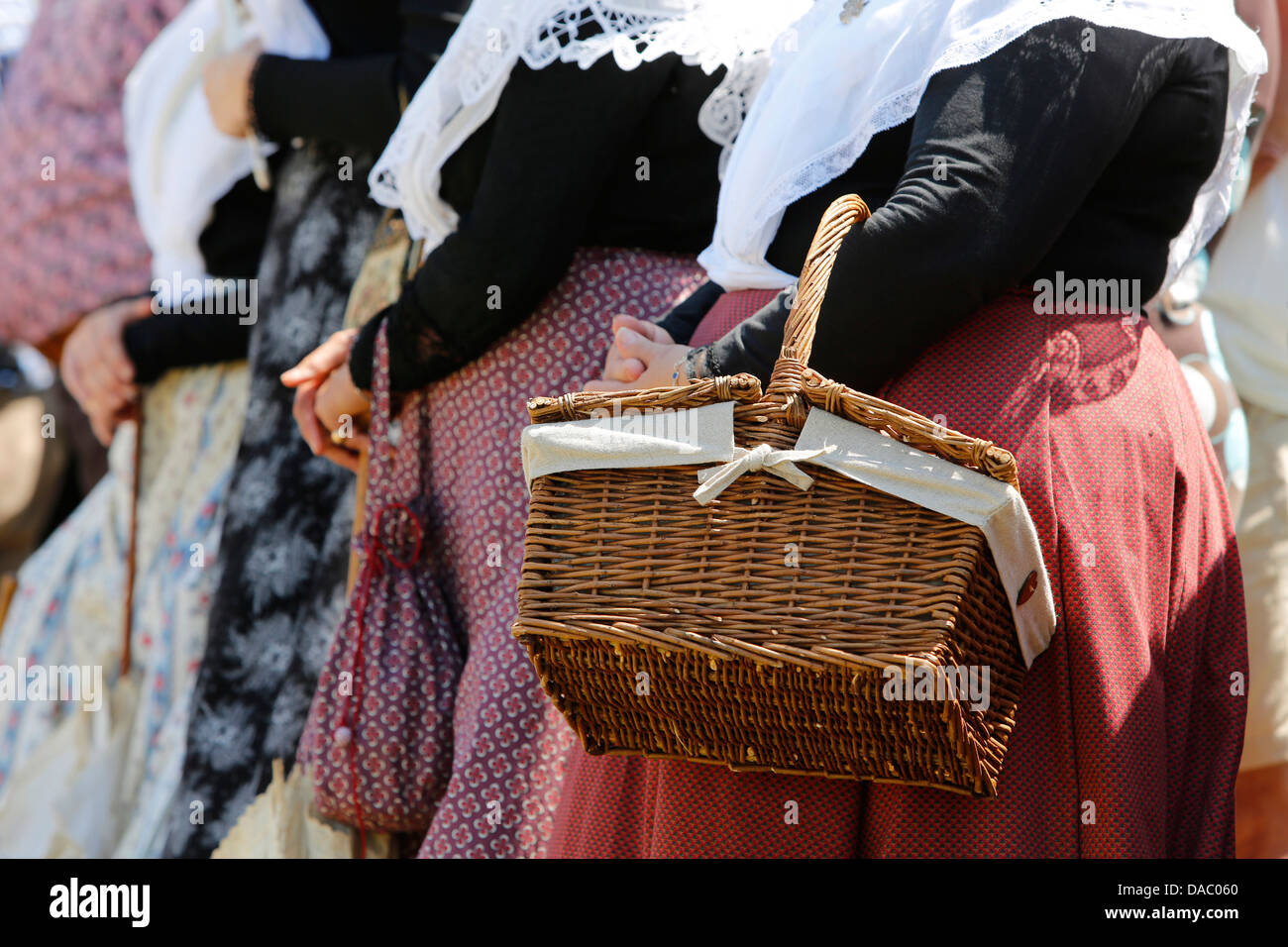 Las mujeres vestidas con trajes tradicionales en Les Saintes-Maries-de-la-Mer, Bouches-du-Rhone, Provenza, Francia, Europa Foto de stock