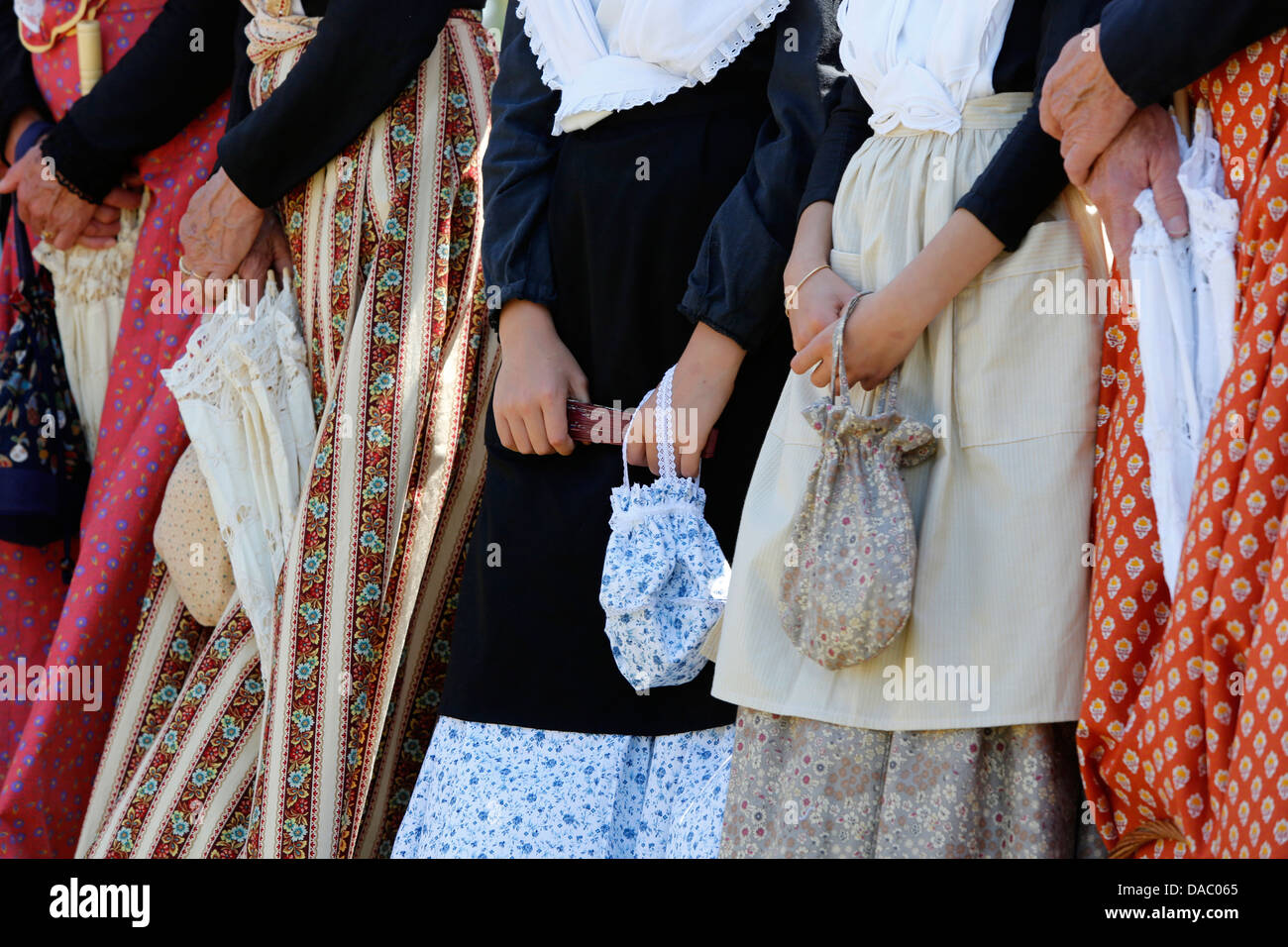 Las mujeres vestidas con trajes tradicionales en Les Saintes-Maries-de-la-Mer, Bouches-du-Rhone, Provenza, Francia, Europa Foto de stock