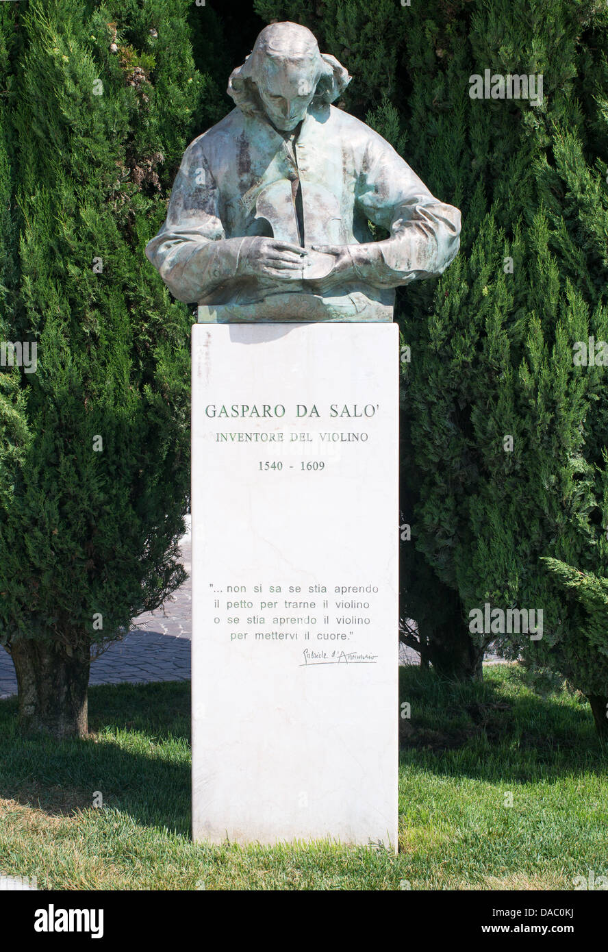 Estatua de Gasparo da Salo, pretende ser el inventor del violín, Salo, norte de Italia Foto de stock