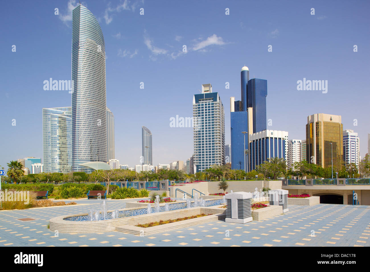 La arquitectura contemporánea a lo largo de la Corniche, Abu Dhabi, Emiratos Árabes Unidos, Oriente Medio Foto de stock