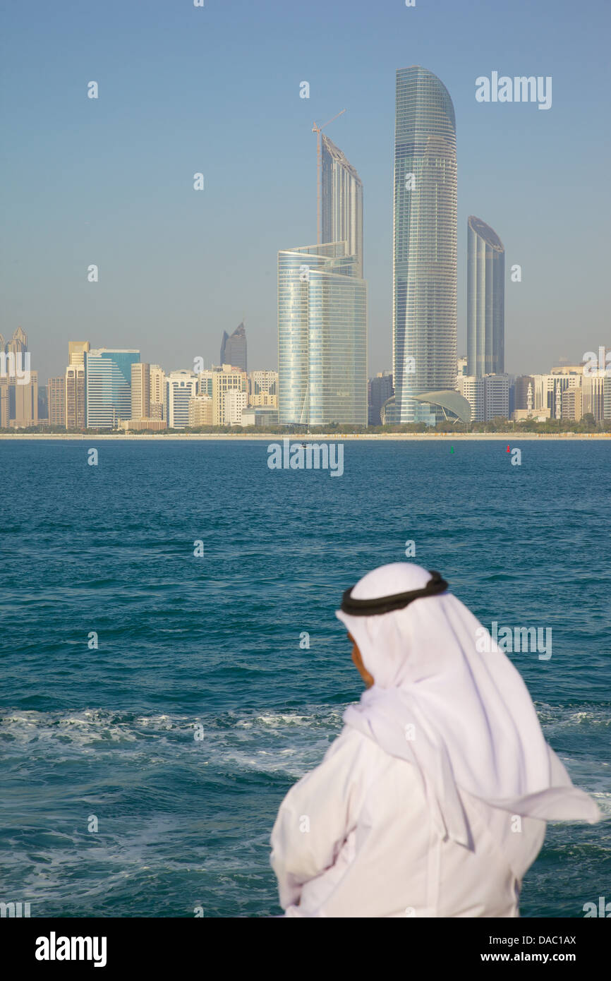 Vista de la ciudad desde la Marina y residente local, Abu Dhabi, Emiratos Árabes Unidos, Oriente Medio Foto de stock
