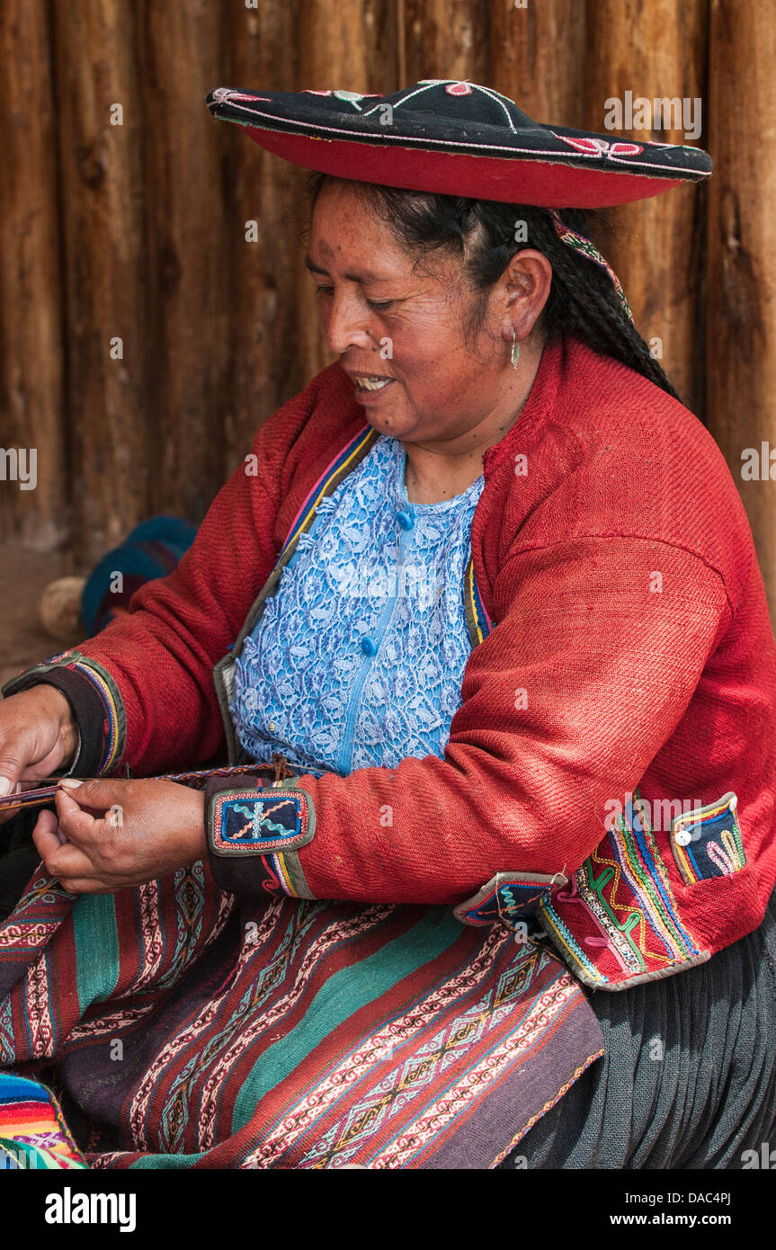 Tradicionalmente traje vestido rojo vestido suéter mujer tejedora tejer lana  inca manta textil telar portables Chinchero, Perú Fotografía de stock -  Alamy