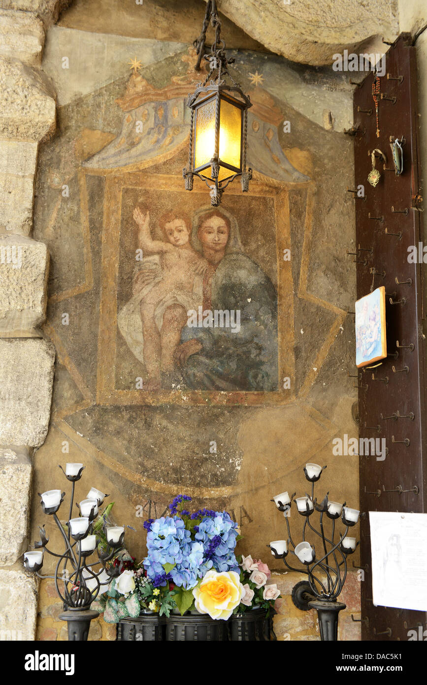 La Virgen y el Niño de la calle religiosa pintura Verona Italy Foto de stock