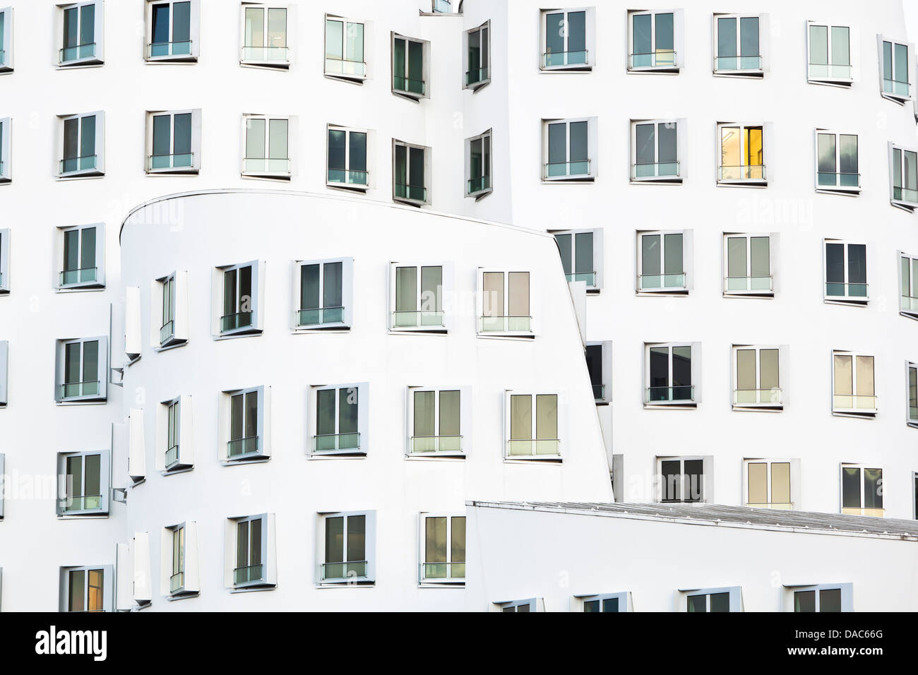 Neuer Zollhof por Frank Gehry en el Medienhafen de Düsseldorf. Foto de stock